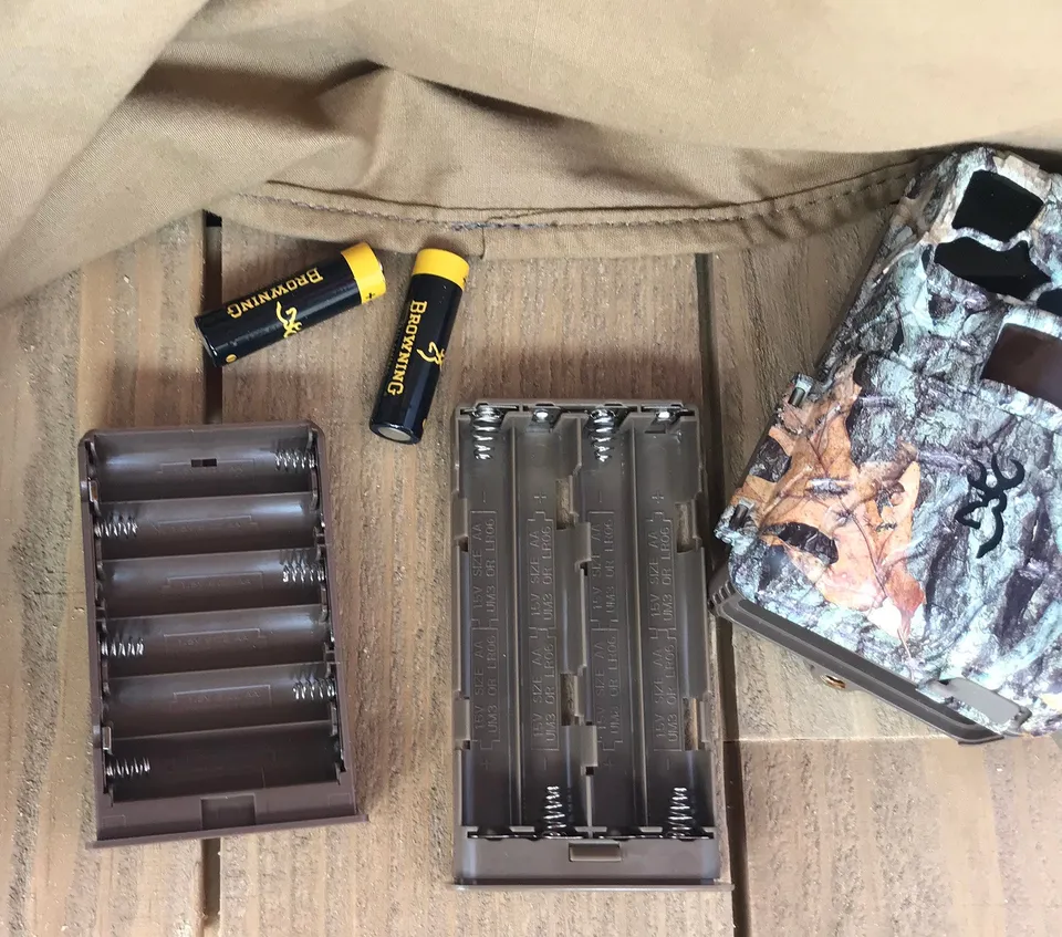 browning-trail-cameras-battery-tray-batteriefach-einsatz image 1
