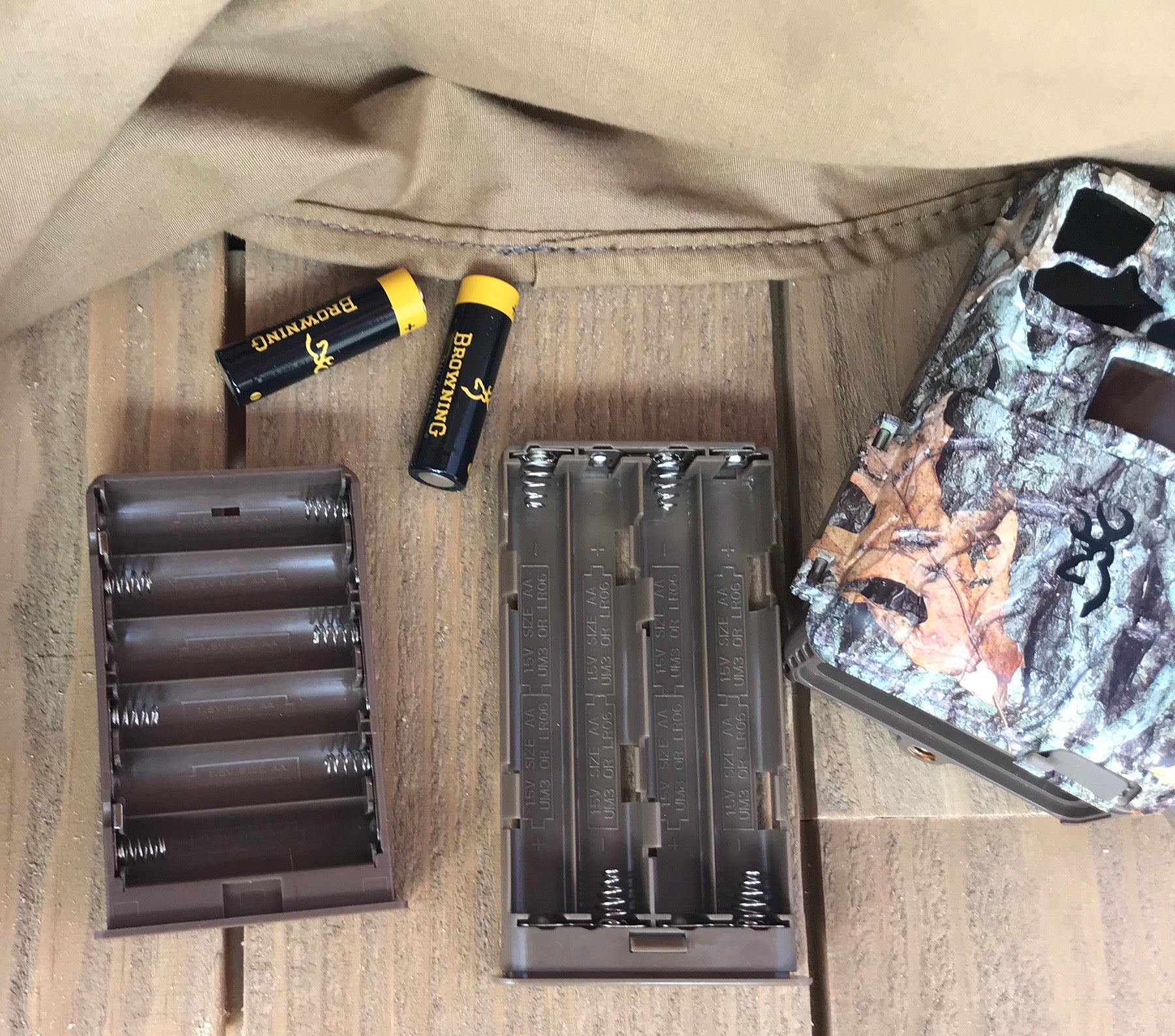 browning-trail-cameras-battery-tray-batteriefach-einsatz image 1